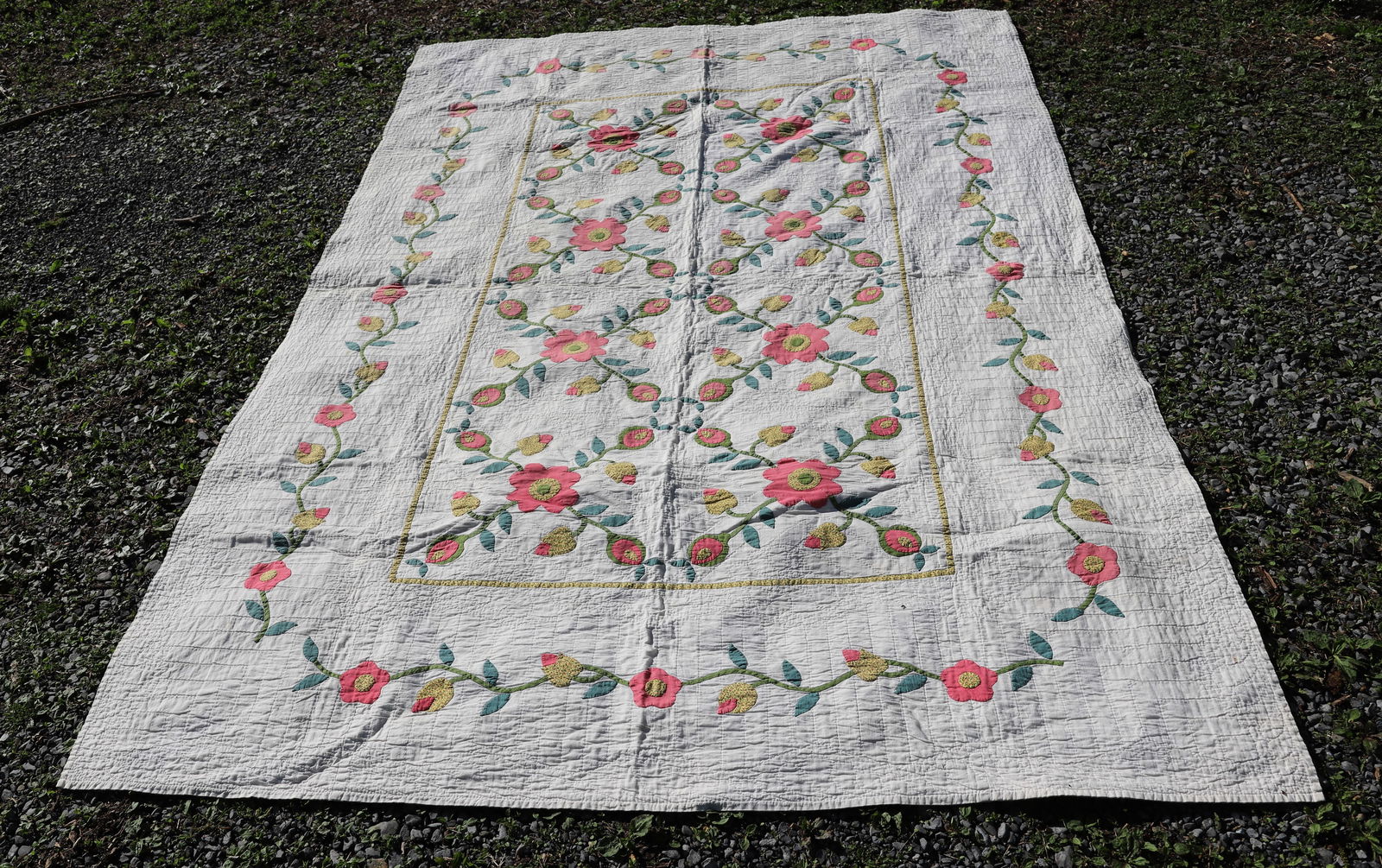 VINTAGE HANDSTITCHED QUILT (1 of 4)