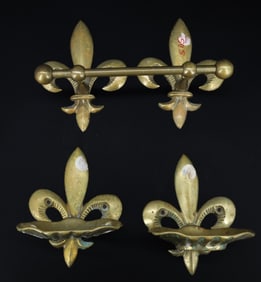 (3) BRASS FLEUR DE LIS POWDER ROOM ACCESSORIES