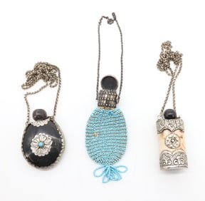 (3) BEADED PURSE AND SNUFF BOTTLES