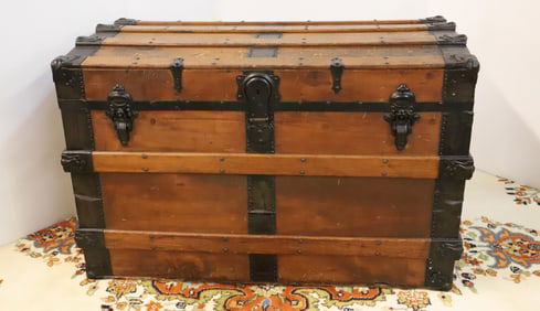 ANTIQUE STEAMER TRUNK