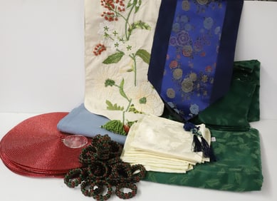 (8) HOLIDAY TABLE LINENS