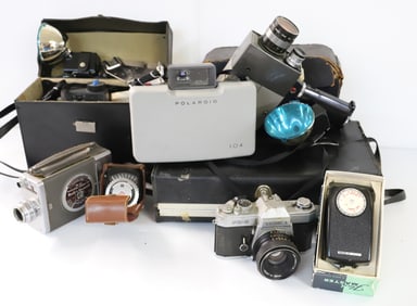 VINTAGE CAMERAS AND MOVIE CAMERAS