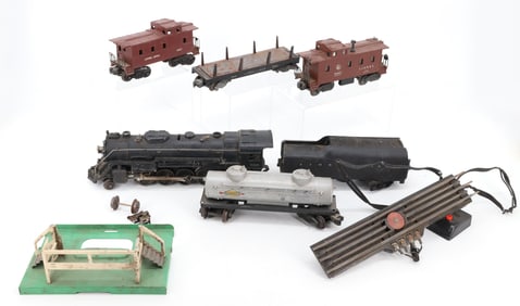 LOT OF LIONEL TRAIN LOCOMOTIVE, TENDER AND CARS