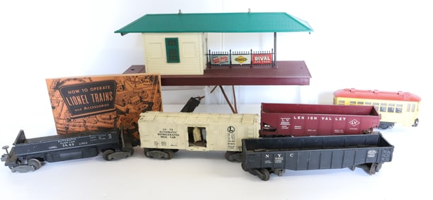 LOT OF LIONEL TRAIN CARS AND ACCESSORIES