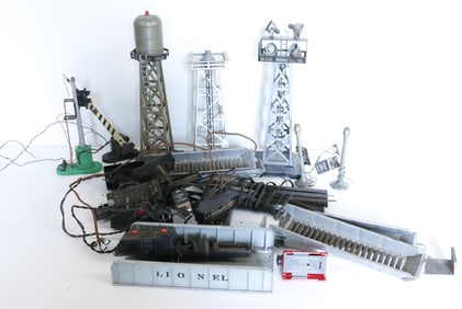 LOT OF LIONEL TRAIN ACCESSORIES