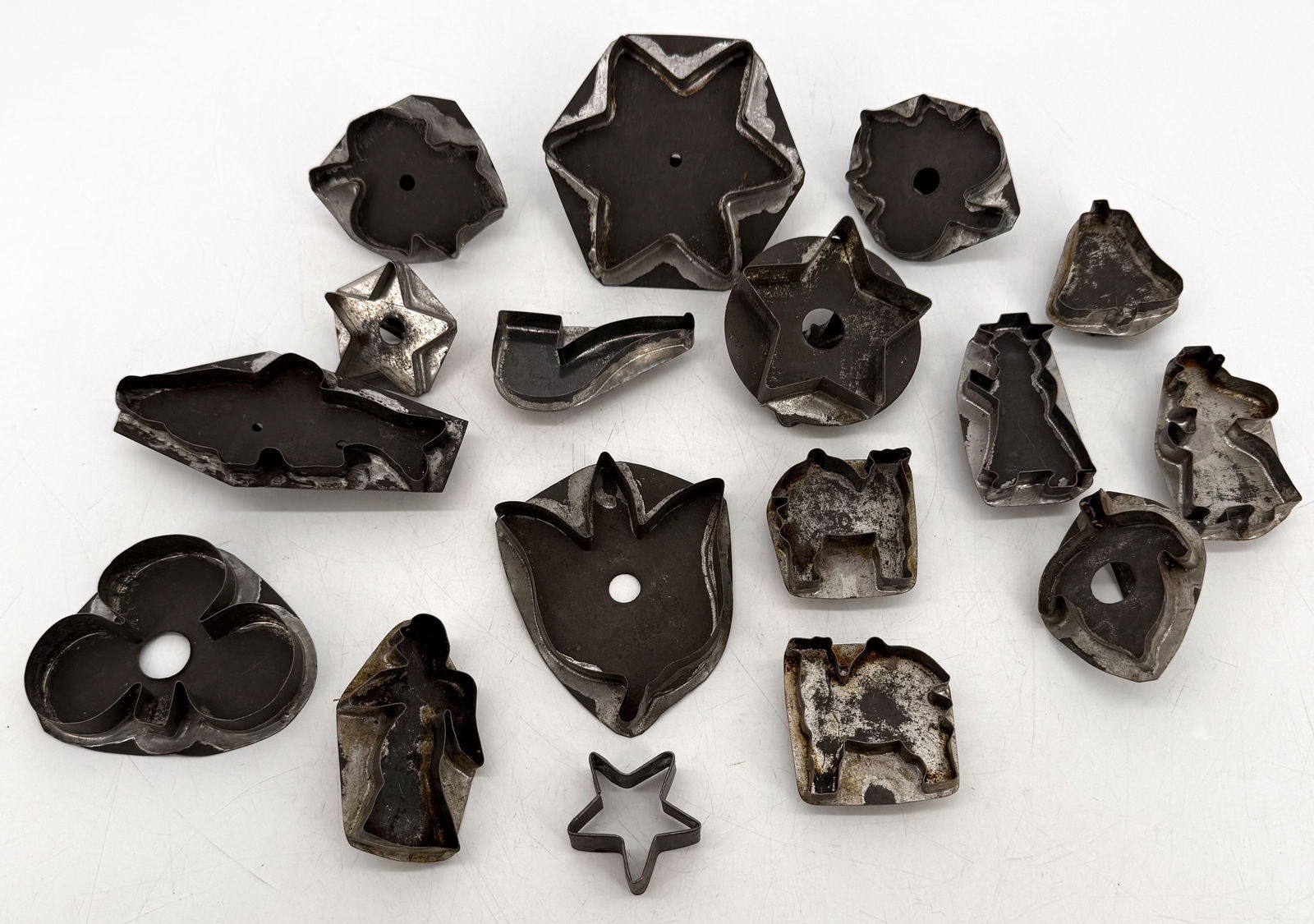 LOT OF TIN COOKIE CUTTERS (1 of 4)
