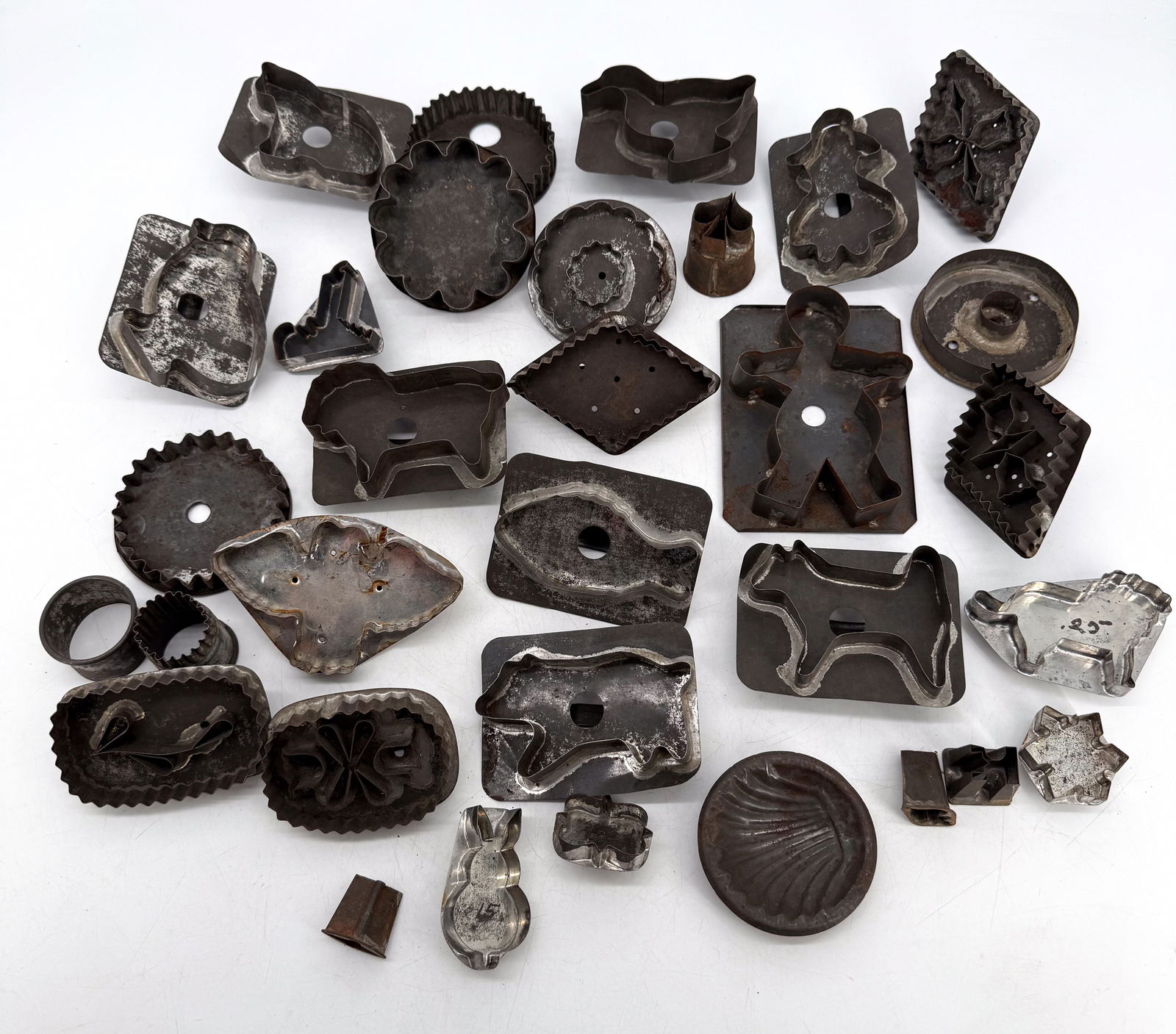 LOT OF TIN COOKIE CUTTERS (1 of 4)