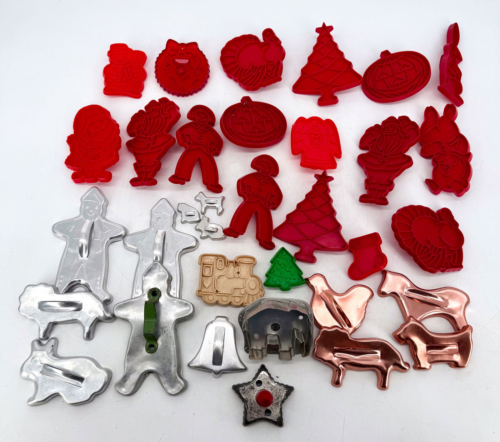 LOT OF VINTAGE COOKIE CUTTERS (1 of 4)