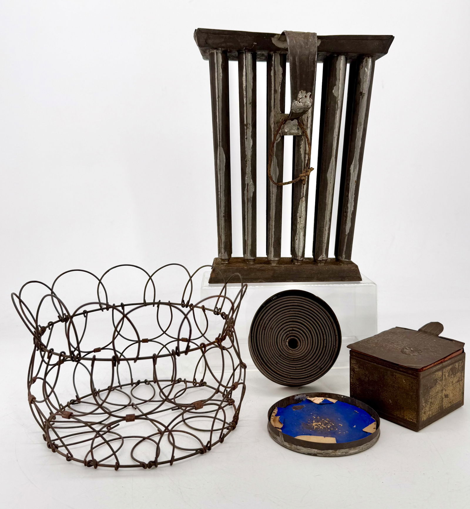 LOT OF TINWARE AND WIRE BASKET (1 of 5)