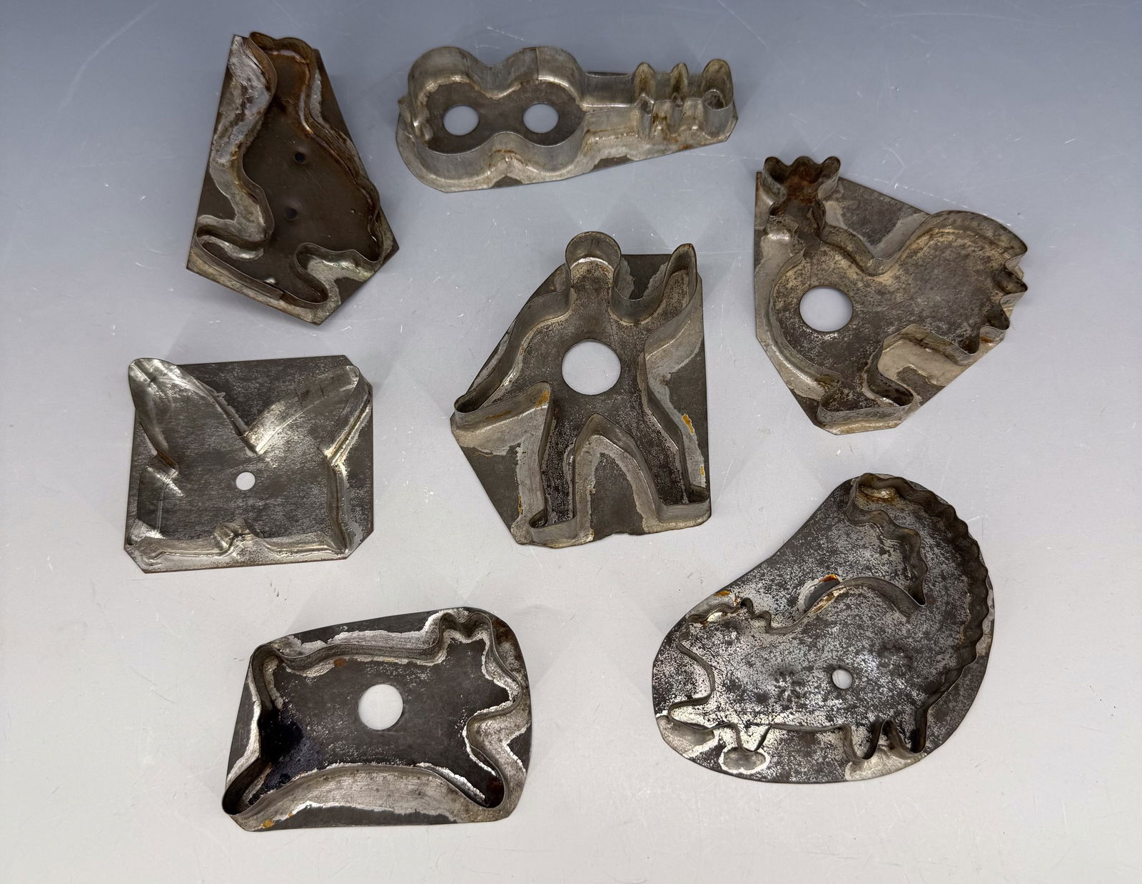LOT OF ANTIQUE TIN COOKIE CUTTERS (1 of 2)