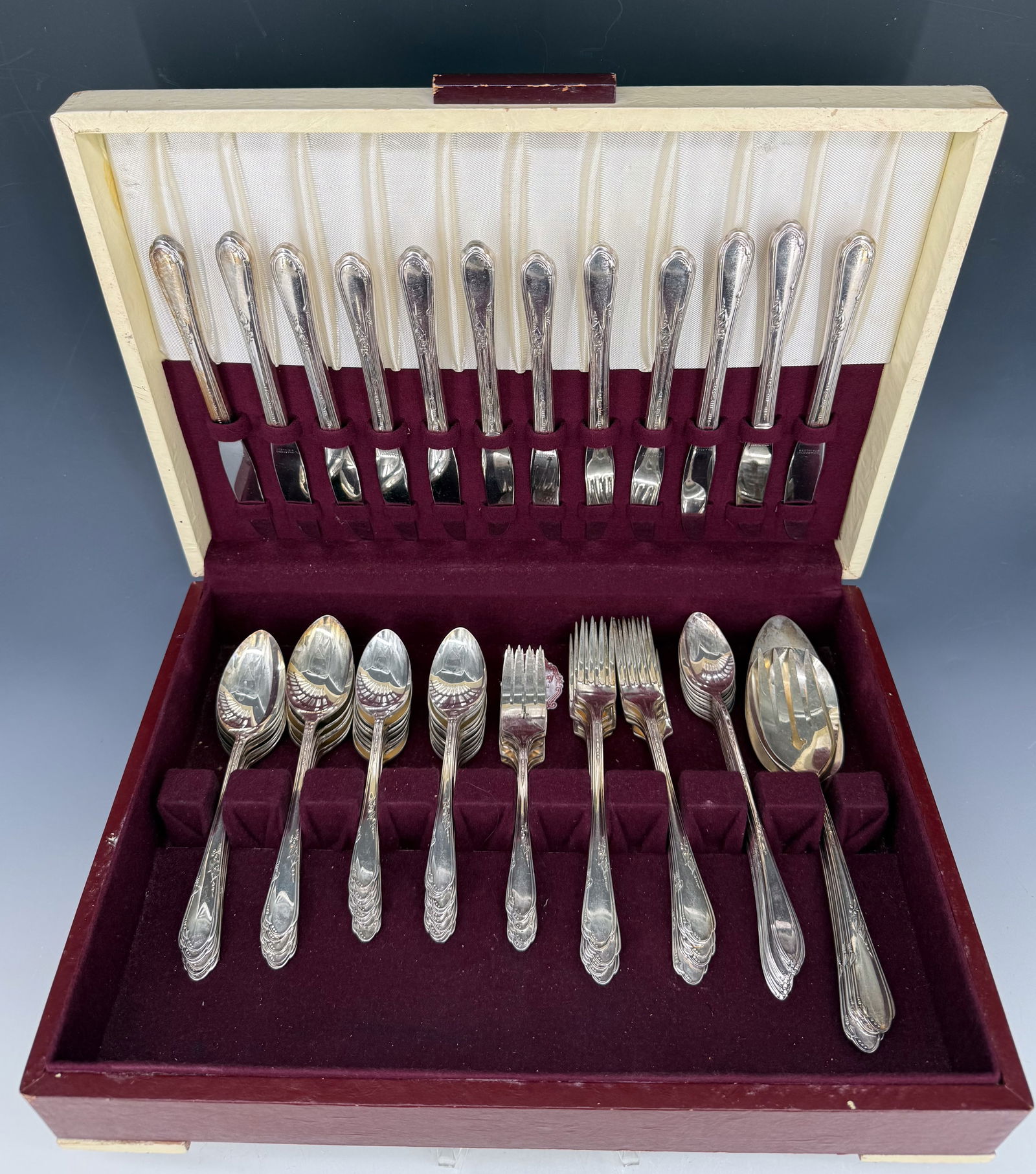 BOXED SET OF ONEIDA SILVERPLATE FLATWARE (1 of 5)