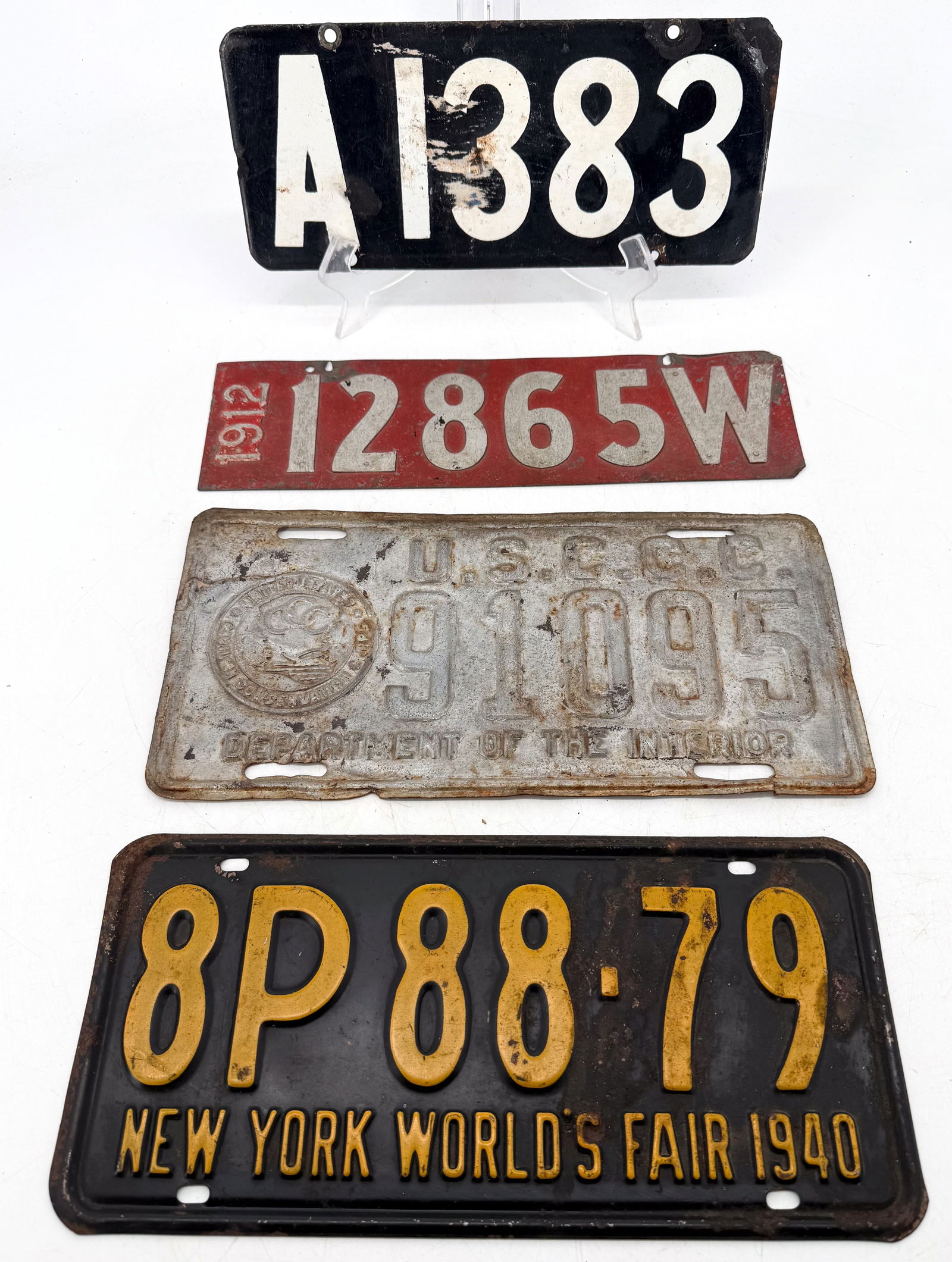 LOT OF ANTIQUE LICENSE PLATES (1 of 2)