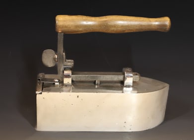 LARGE TAILOR IRON