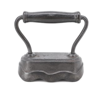 EARLY HAT IRON