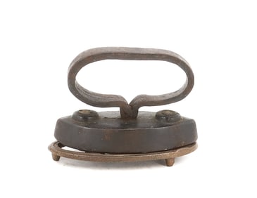 MINIATURE STRAP HANDLE IRON WITH TRIVET