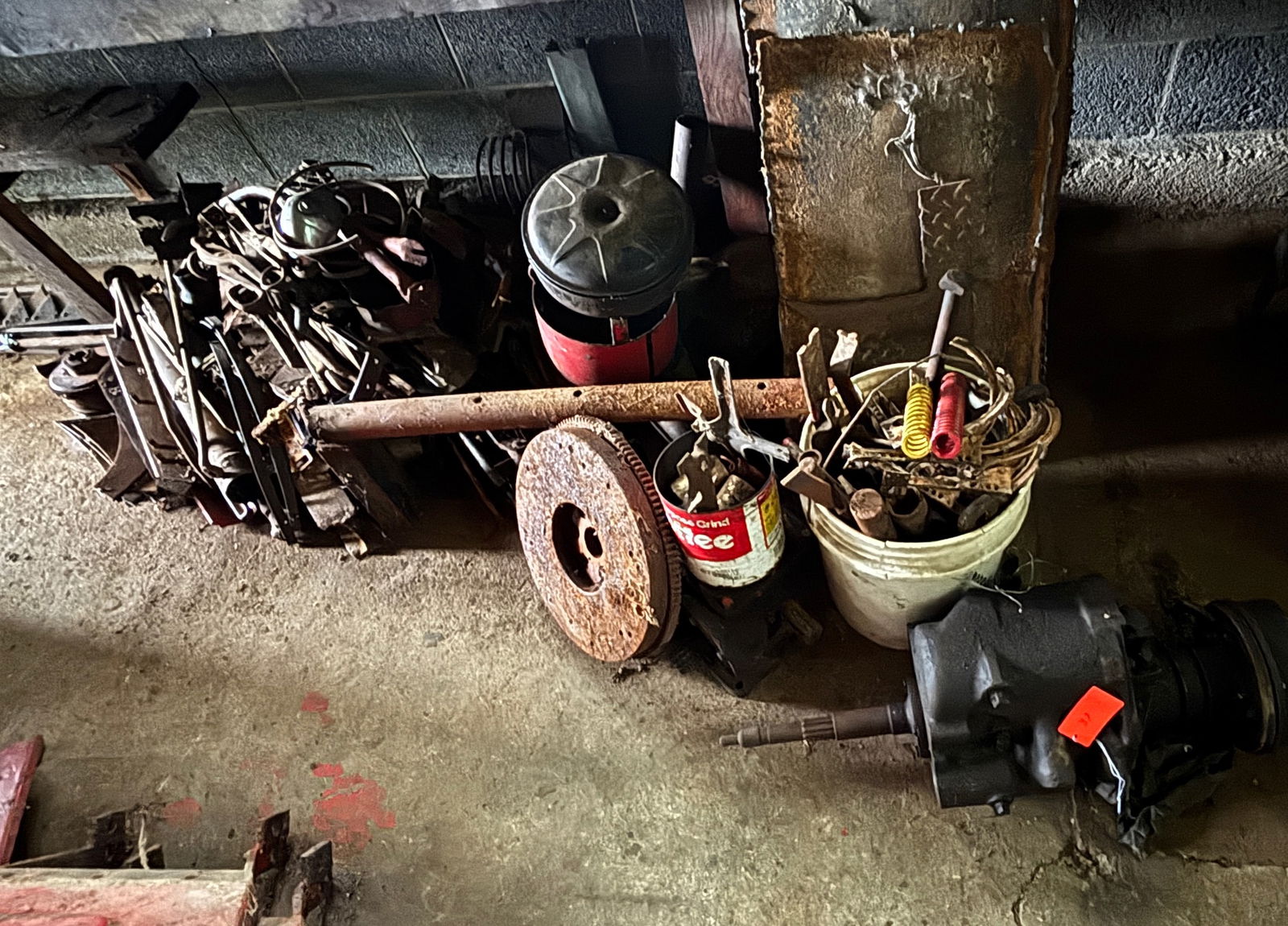 PILE OF METAL ITEMS (1 of 3)