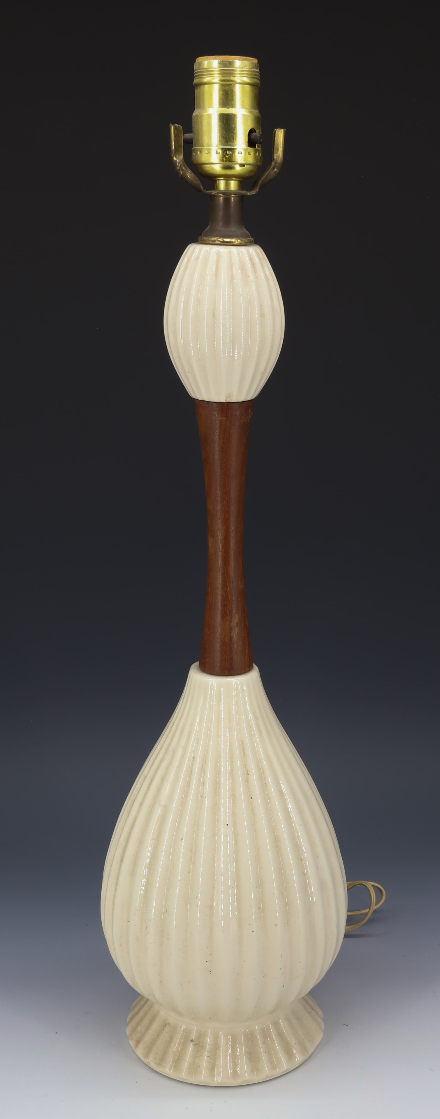 VINTAGE MCM POTTERY LAMP (1 of 7)