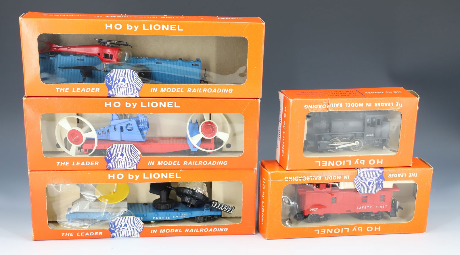 HO BY LIONEL STEAM SWITCHER ENGINE AND TRAIN CARS (1 of 5)