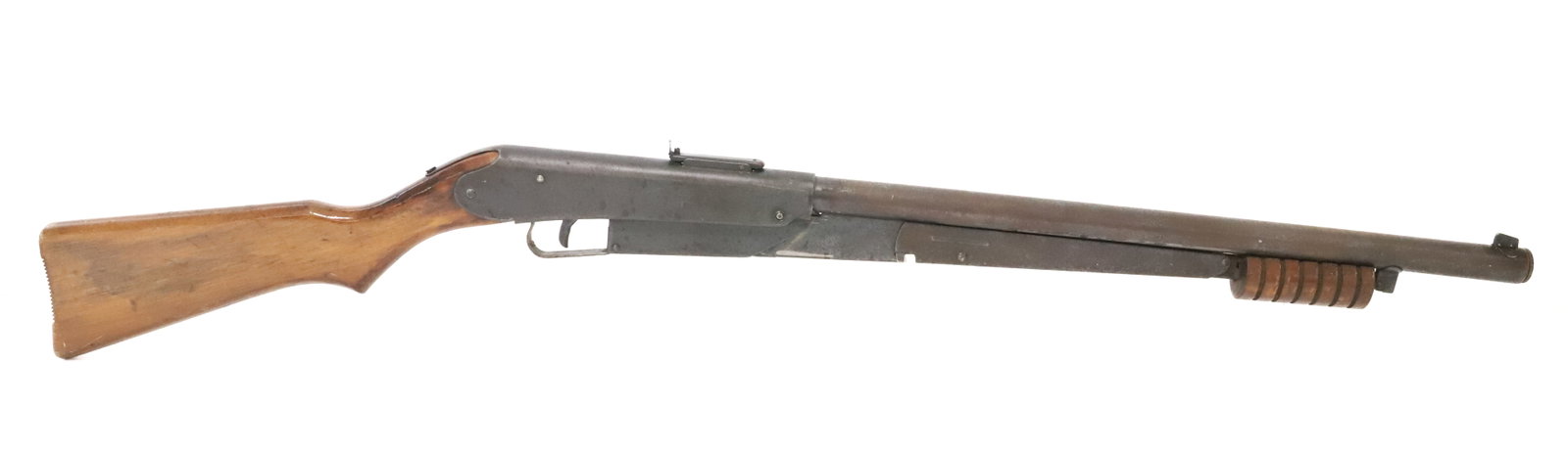 DAISY NO. 25 PUMP BB GUN: ENGRAVED BIRD AND LEAF PATTERN ON EITHER SIDE. MRKD. DAISY MFG. CO, PLYMOUTH, MICH ON TOP. 36 1/2" L. PLEASE READ CAREFULLY - Terms for Purchasing and Shipping of Auction Items. Please read carefully 