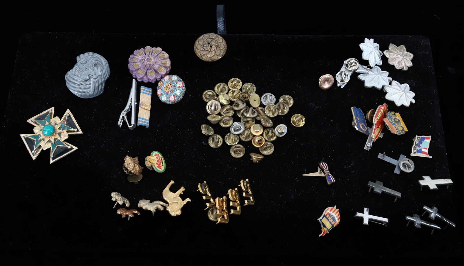 LOT OF PINS, MACK TRUCKS, U.S., CROSSES (1 of 4)