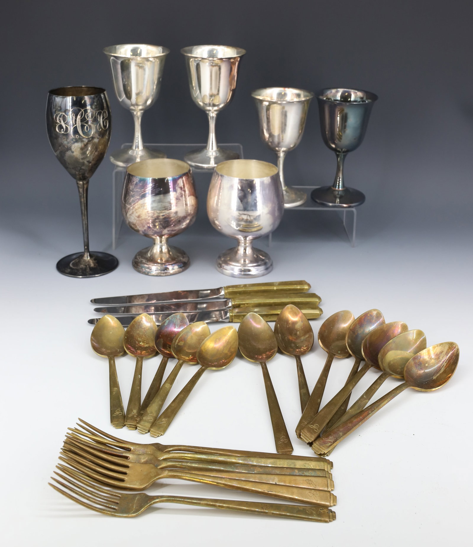 LOT OF SILVERPLATE GOBLETS AND GOLD-TONE FLATWARE: INCLUDING: FOUR GOBLETS MRKD. TAUNTON 5 1/4" H., TALL GOBLET (ITALY), TWO SNIFTERS AND GOLD-TONE FLATWARE (ENGLISHTOWN CRAFTS). PLEASE READ CAREFULLY - Terms for Purchasing and Shipping of Auction Ite