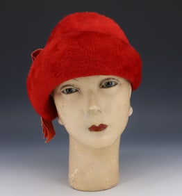 VINTAGE MANNEQUIN HEAD DISPLAY WITH HAT