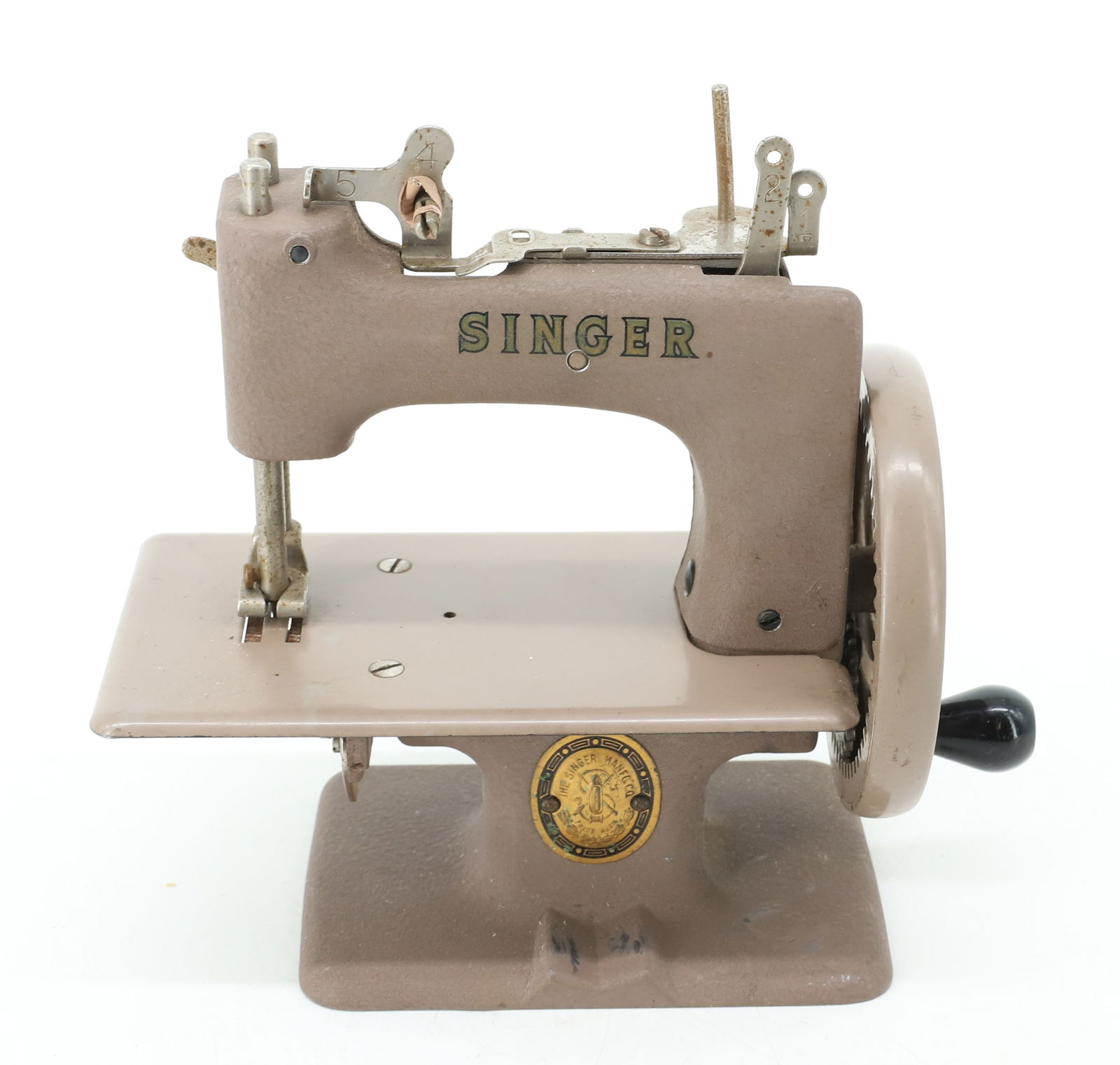 CHILD'S SINGER SEWING MACHINE (1 of 4)