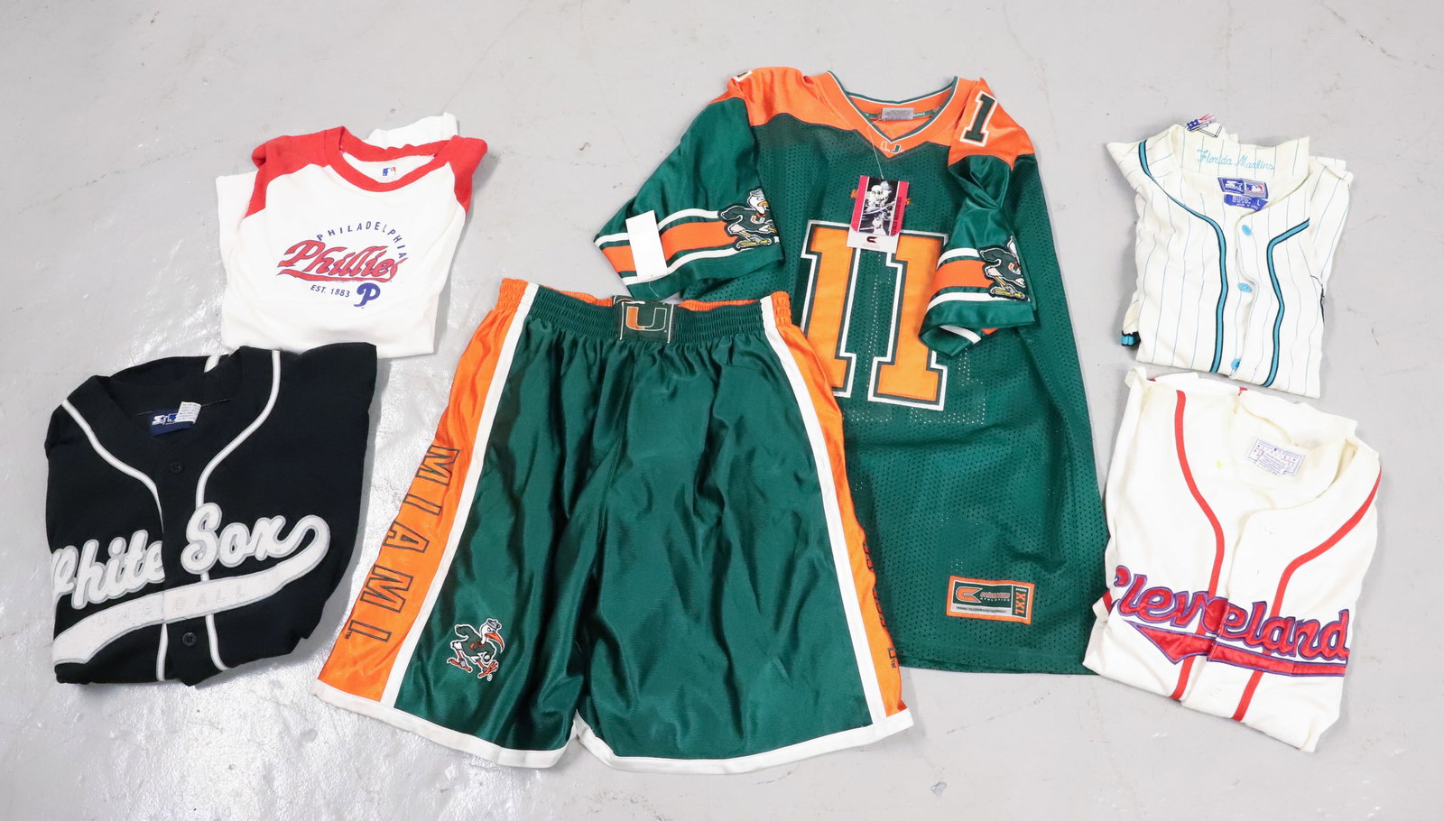 LOT OF BASEBALL / FOOTBALL SPORTSWEAR (1 of 9)