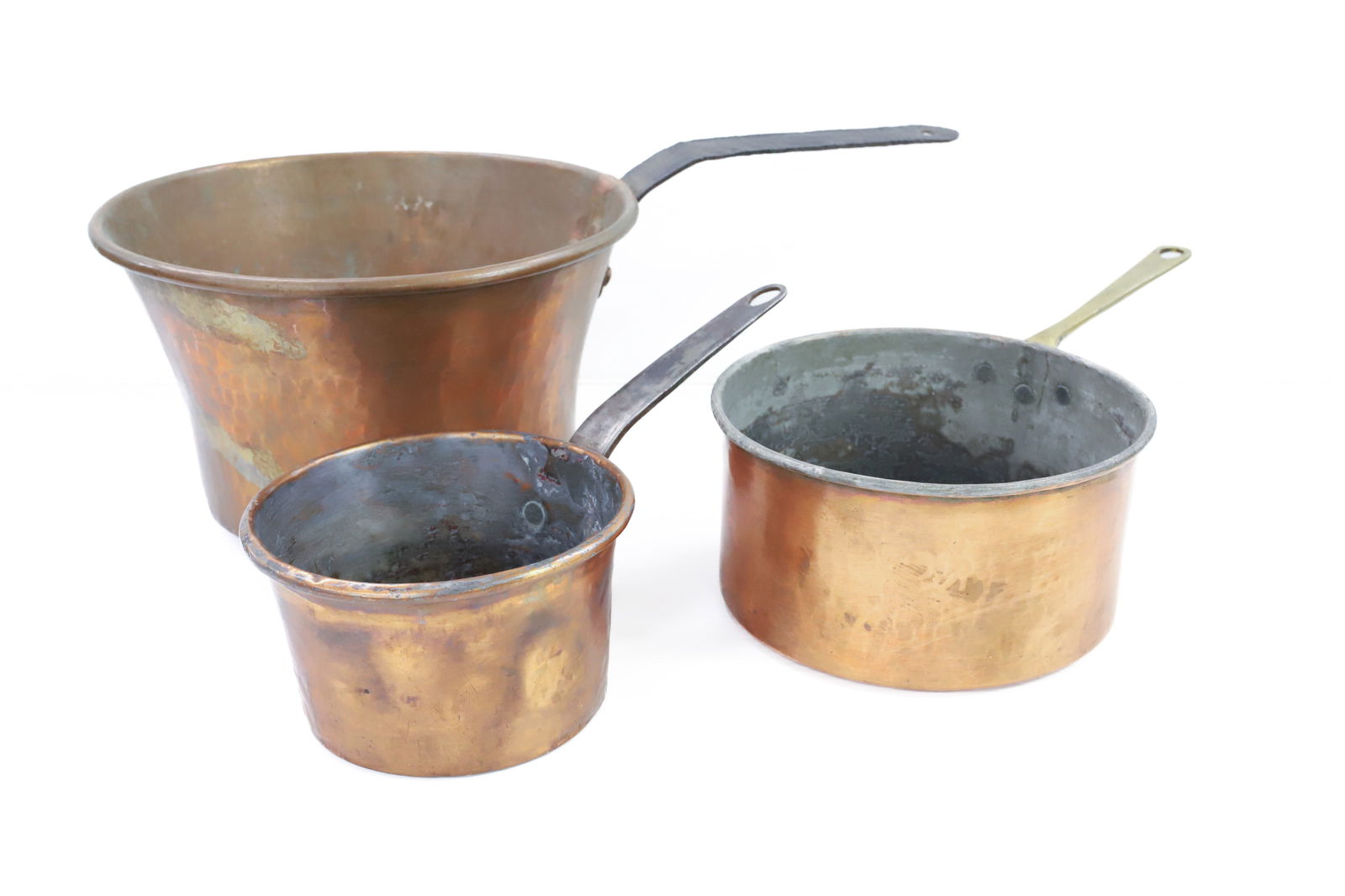 LOT OF (3) COPPER POTS: SMALLEST 4" X 6 3/4" (DOVETAILED CONSTRUCTION), MEDIUM 4 1/8" X 8 3/8" (DOVETAIL CONSTRUCTION) BRASS HANDLE. LARGEST 7" X 11 5/8" (DOVETAILED CONSTRUCTION AND HAND HAMMERED) WITH IRON HANDLE. PLEASE R