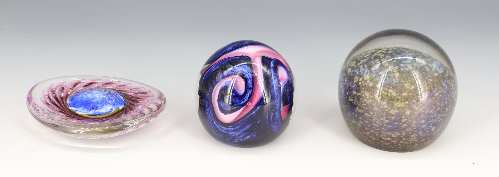 (3) ART GLASS PAPERWEIGHTS: INCLUDING: S. MYERS, PW774, 87. 2 3/4" H. PINK/BLUE SWIRL MRKD. NOUROT, PC62, CLS, 89. WITH, OVAL PAPERWEIGHT WITH BLUE CENTER. POSSIBLY MRKD. gb, 1989. 3 3/4" L. PLEASE READ CAREFULLY - Terms for Pur