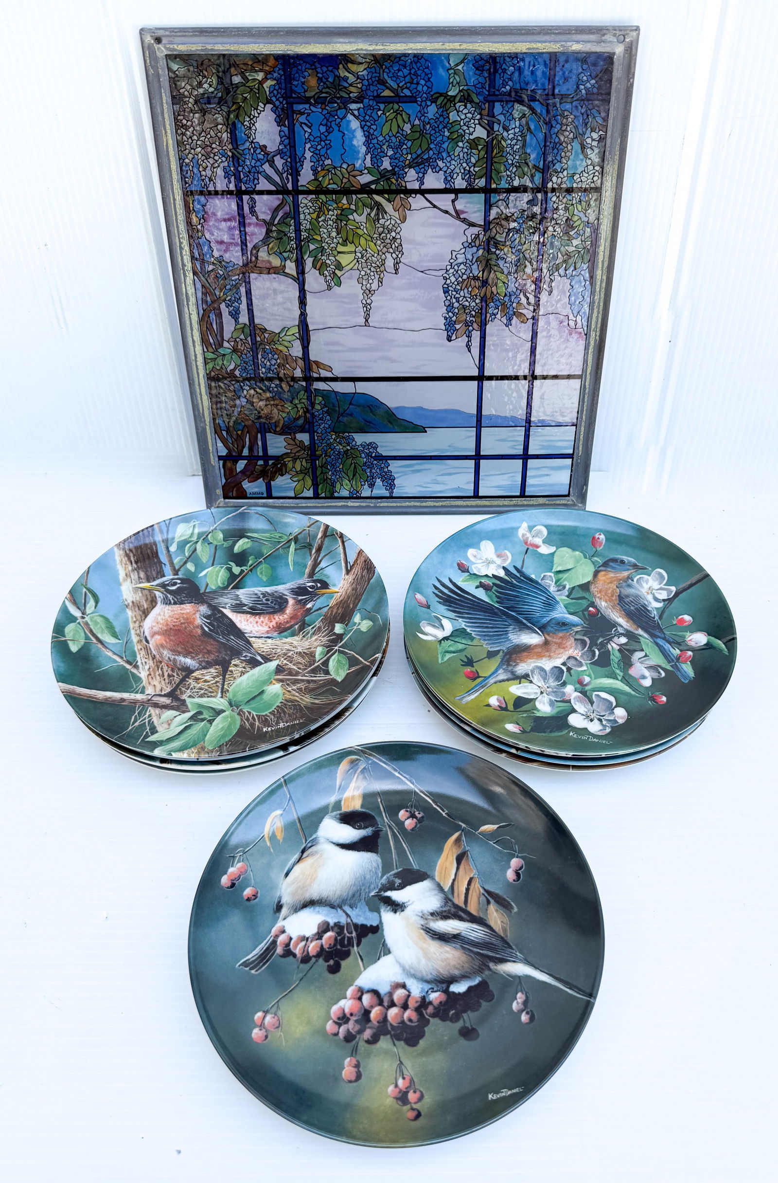 LOT OF BIRD PLATES AND STAINED GLASS-TYPE PANEL (1 of 6)
