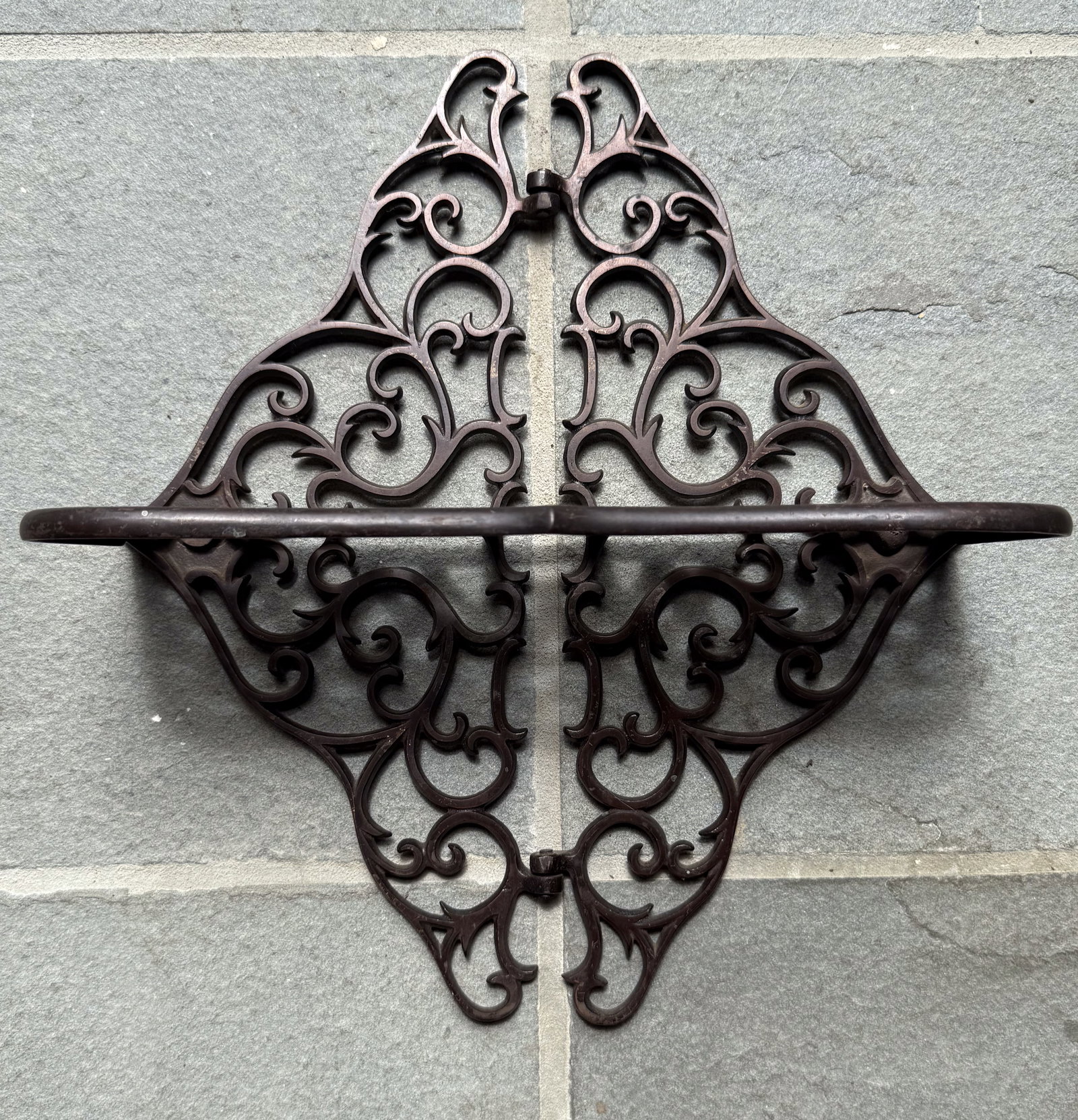 VICTORIAN CAST IRON WALL SHELF (1 of 4)