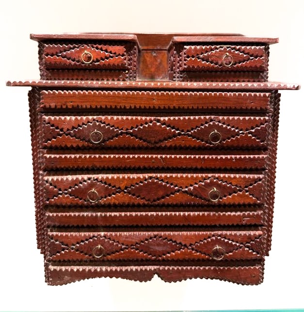 TRAMP ART MINIATURE CHEST OF DRAWERS (1 of 5)