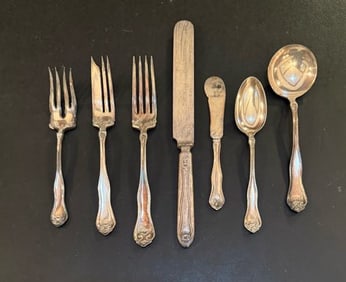 92-PIECE SILVERPLATE FLATWARE SET