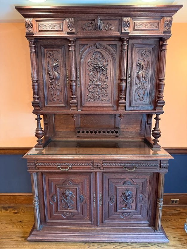 BEAUTIFULLY CARVED OAK SIDEBOARD (1 of 11)