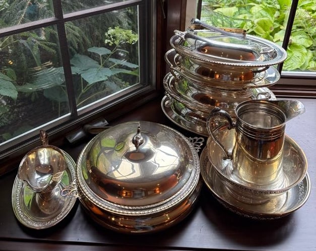 LARGE LOT OF SILVERPLATE: INCLUDING: TONGS, PITCHER BOWLS, COVERED DISHES, GRAVY / UNDERPLATE, COVERED BOWLS AND MORE. PLEASE READ CAREFULLY - THIS IS AN ONLINE ONSITE ONLY AUCTION - Terms for Purchasing and Shipping of Auctio