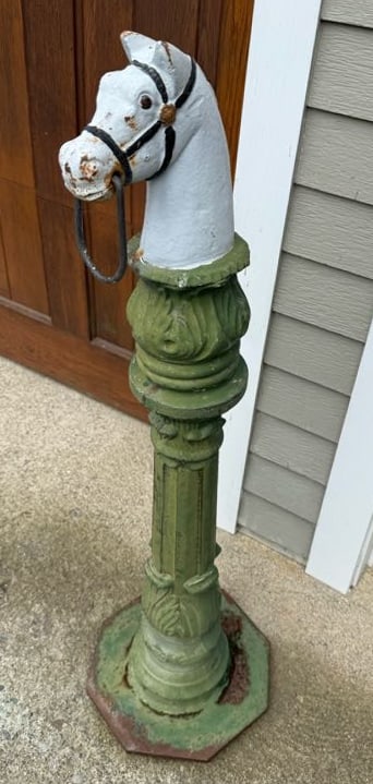 CAST IRON PAINTED HITCHING POST (1 of 4)