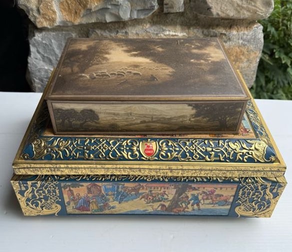 (2) TIN LITHO BISCUIT TINS (1 of 7)