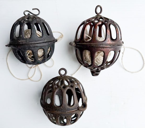 (3) CAST IRON STRING HOLDERS (1 of 3)