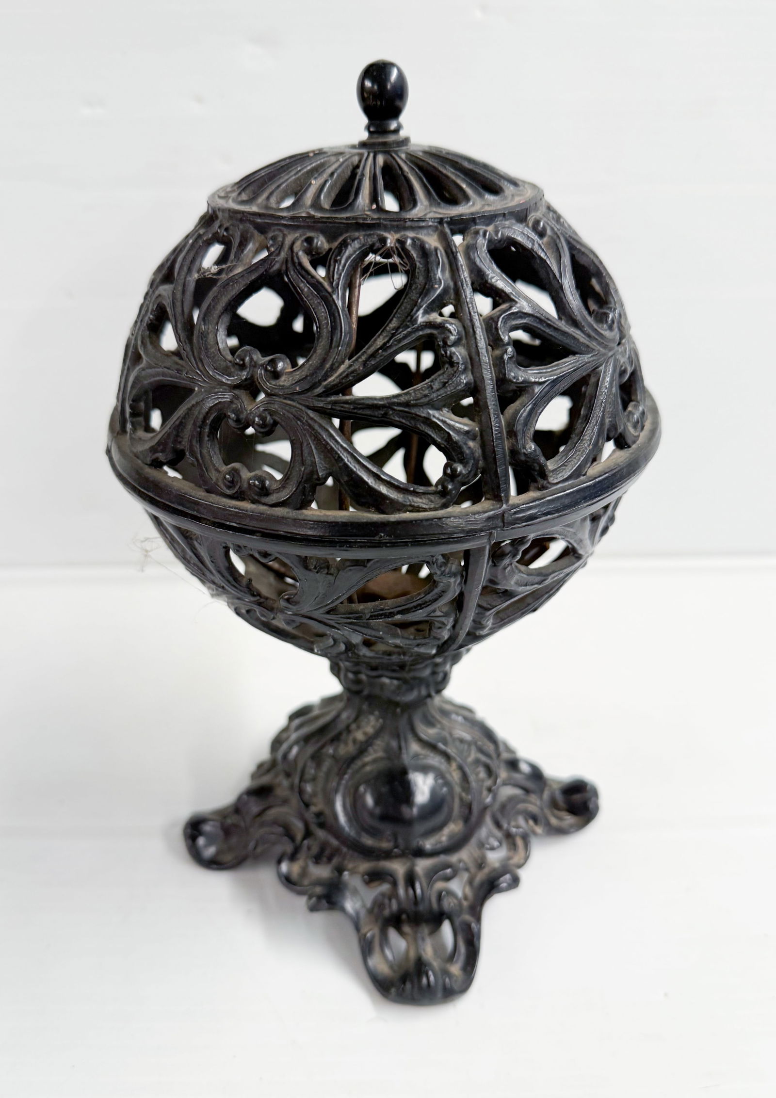 LARGE CAST IRON COUNTERTOP STRING HOLDER (1 of 4)