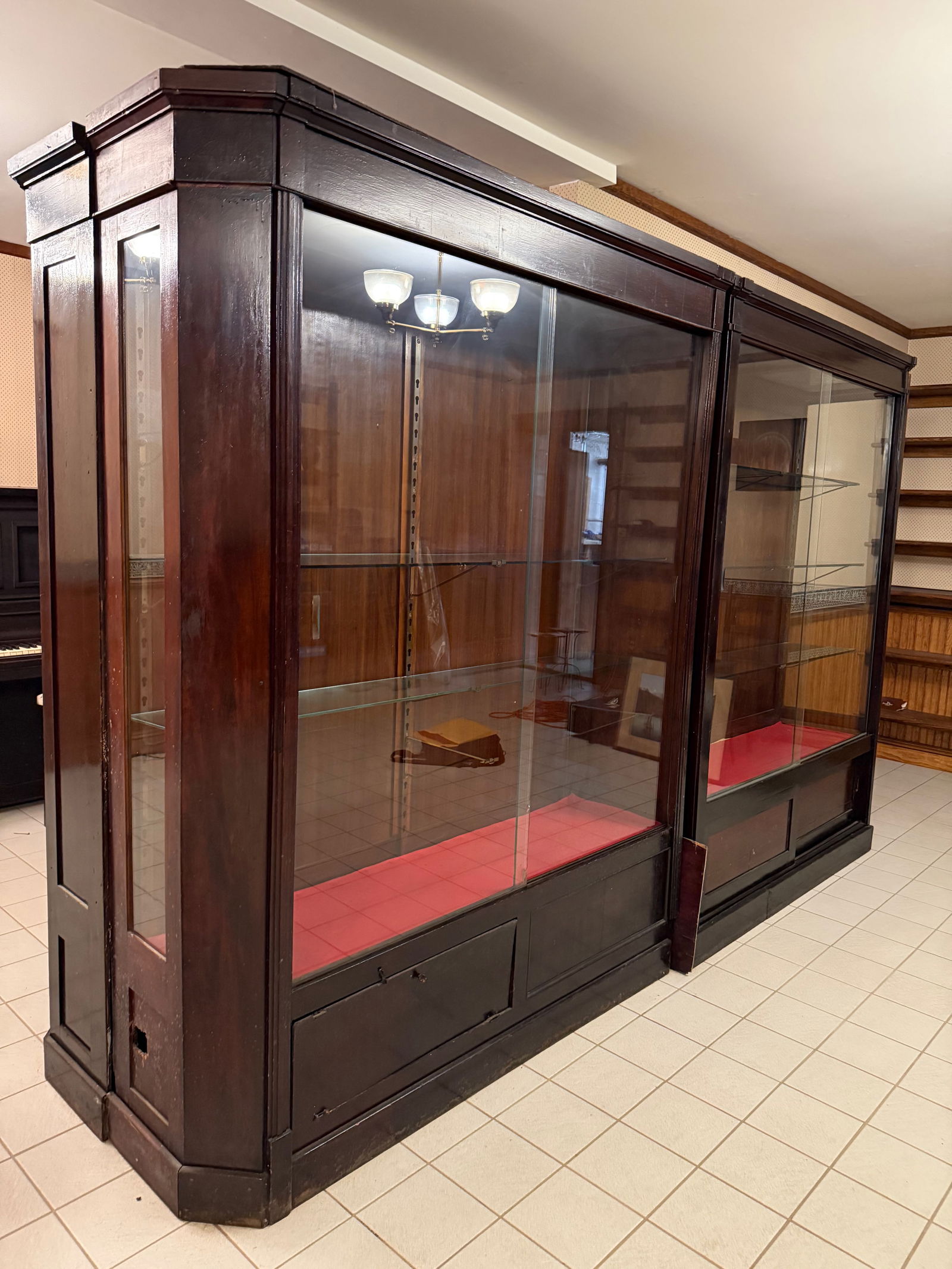 (3) SECTION GLASS AND WOOD SHOWCASE DISPLAY SET (1 of 6)