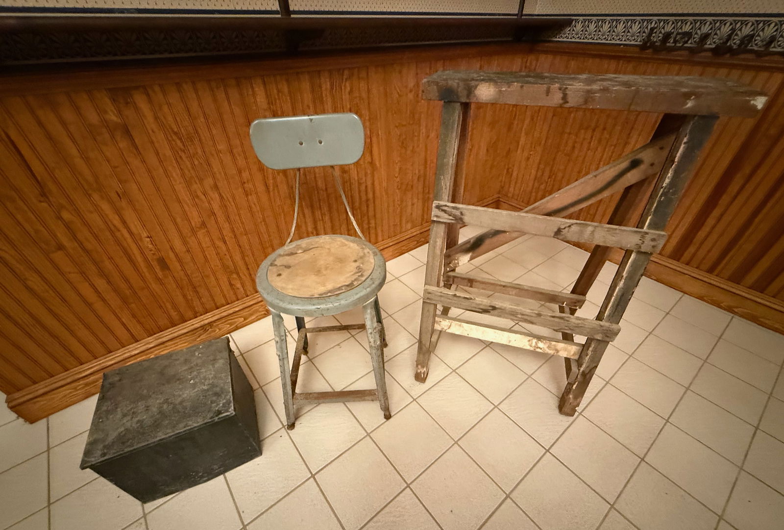 VINTAGE MILK BOX, STOOL, AND WOODEN RACK (1 of 4)