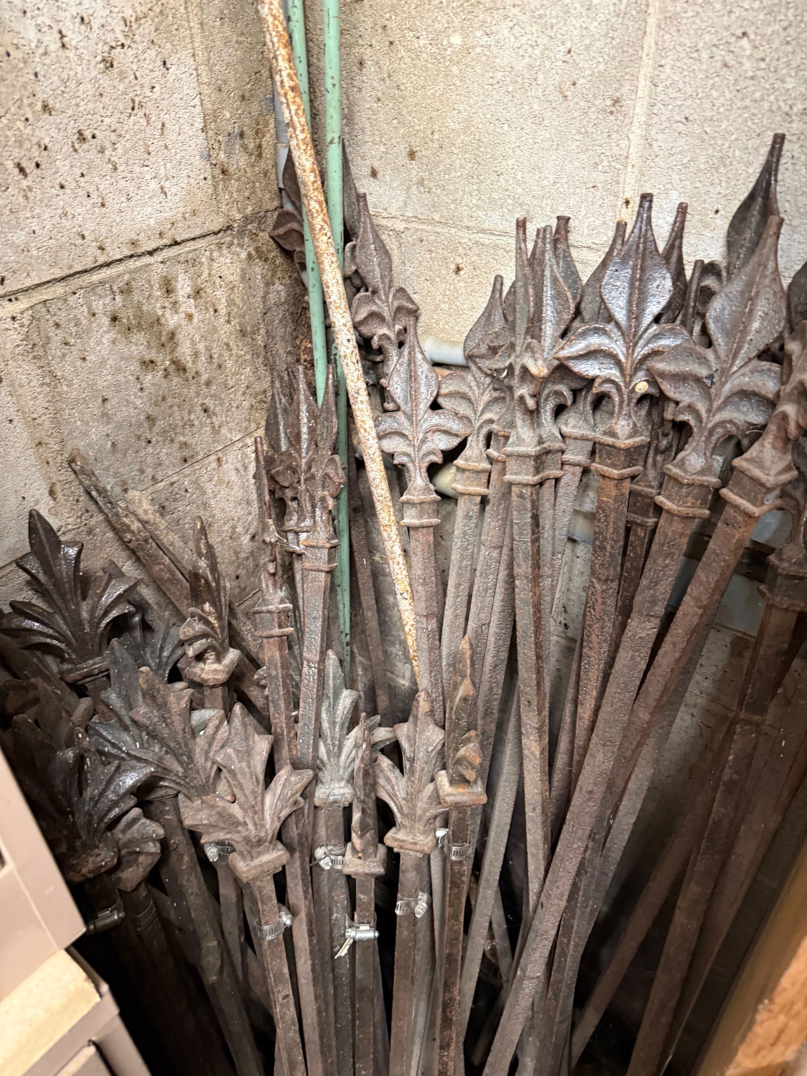 LARGE LOT OF CAST IRON FENCE POSTS (1 of 4)