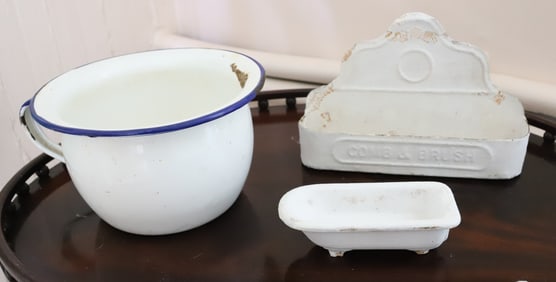LOT OF BATHROOM ACCESSORIES
