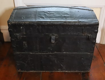 ANTIQUE DOME TOP TRUNK