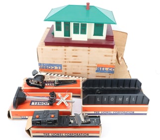 LOT OF LIONEL TRAINS ACCESSORIES