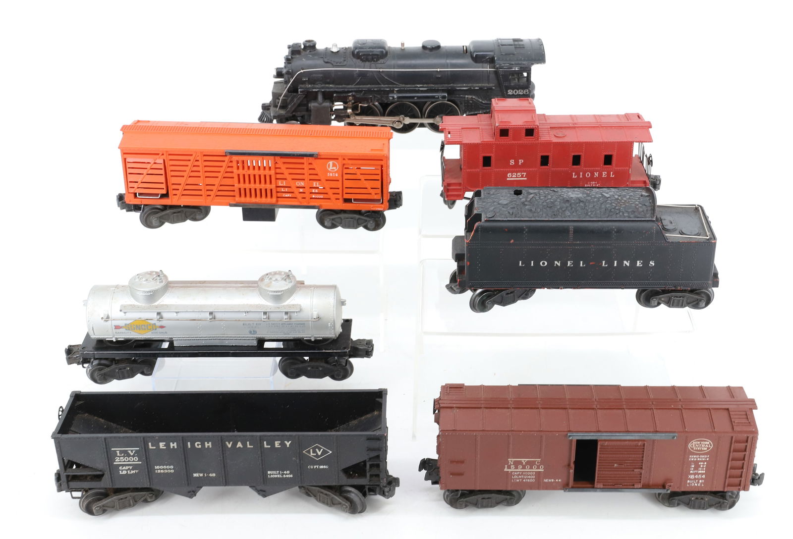 VINTAGE LIONEL TRAIN SET (1 of 5)