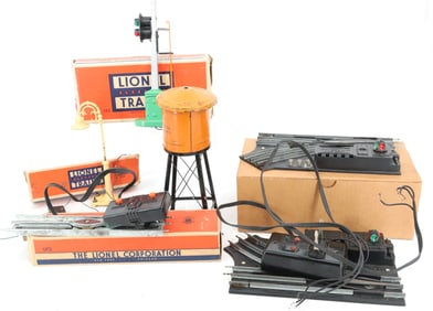 LOT OF LIONEL TRAIN ACCESSORIES