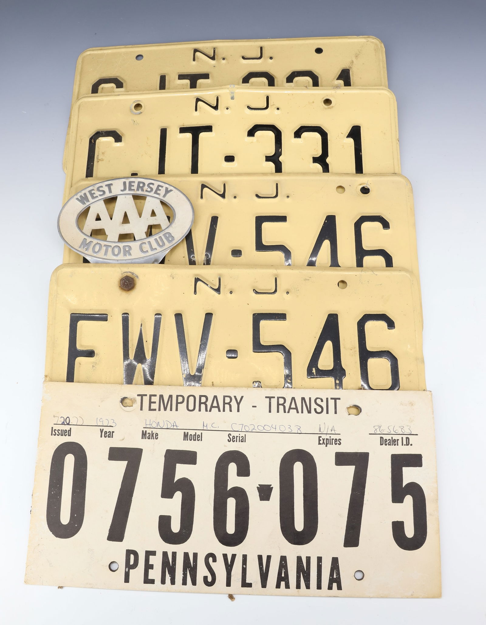 LOT OF VINTAGE LICENSE PLATES (1 of 3)