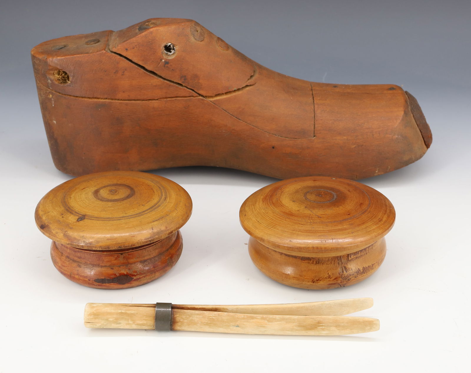 LOT OF QUILT SQUARES AND POLAR BEAR MAT (1 of 3)